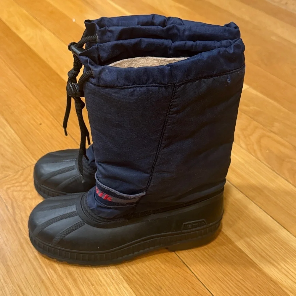 Kamik boys snow boots size 5 .